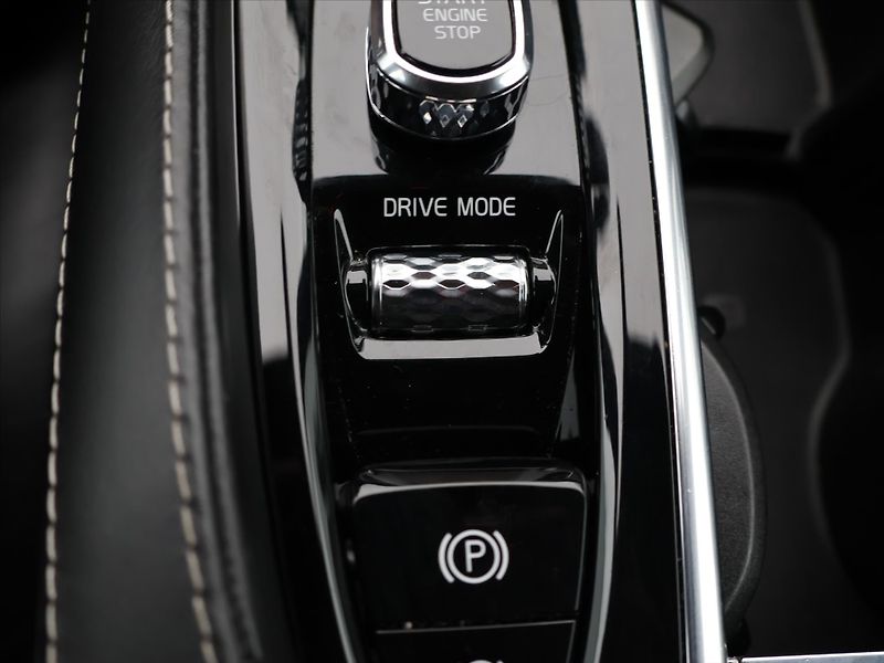 Volvo XC90 2.0 B6 220kW R-Design CZ Aut. - fotka 27 z 36