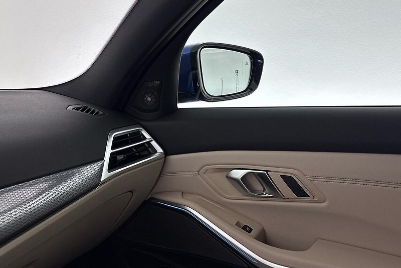 BMW Řada 3 330e xDrive - fotka 18 z 26