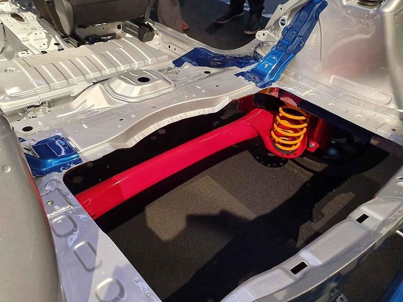 Toyotu Yaris jsme si prohlédli ve starém plynojemu v Amsterdamu.