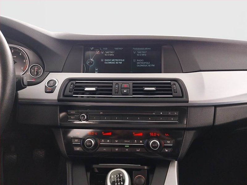 BMW Řada 5 (2013) 520d, Kůže, Navi, Bi-Xenony - fotka 12 z 21