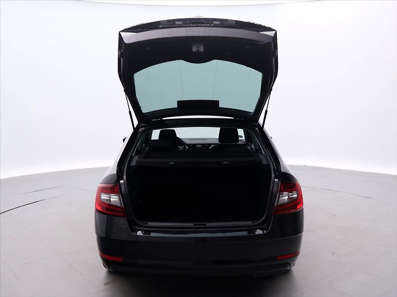 Škoda Octavia 2,0 TDi 110kW Style Aut.klima - fotka 9 z 30