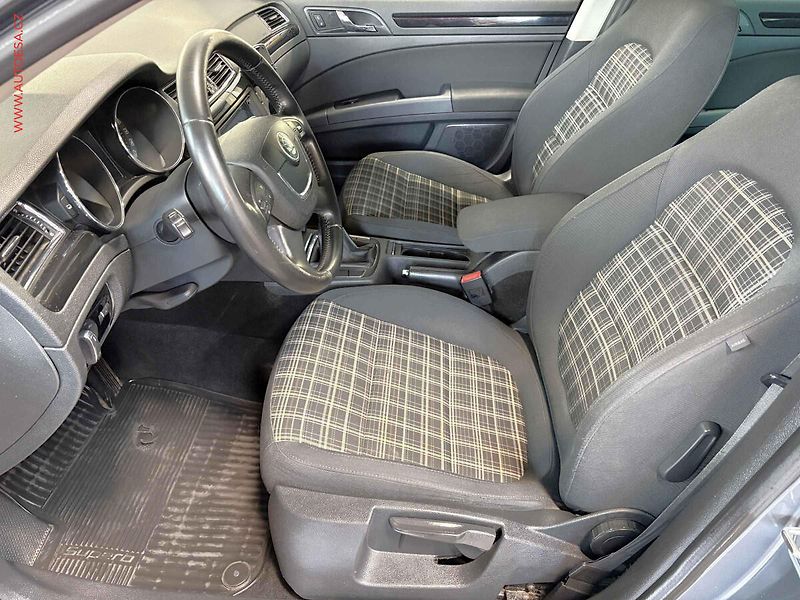 Škoda Superb (2012) 2.0 TDi, Ambition, xenon - fotka 9 z 15