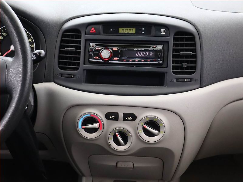 Hyundai Accent (2008) 1.4i, po STK, jezdí dobře - fotka 10 z 12