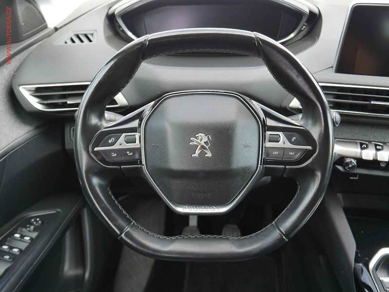 Peugeot 3008 (2019) 1.5 HDi, Allure, navi, kamera - fotka 15 z 16