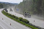 První armádní výcvik přesunu tanků Leopard 2A4 na dálnici D35.