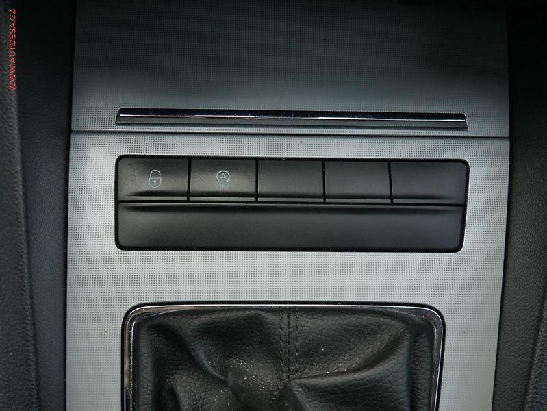 Škoda Octavia (2013) 1.6 TDi, ČR, AC, výhřev sed - fotka 15 z 18