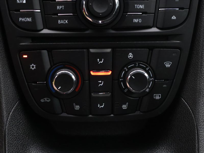 Opel Meriva 1,4 16V 88kW Automat Edice 150 - fotka 24 z 32
