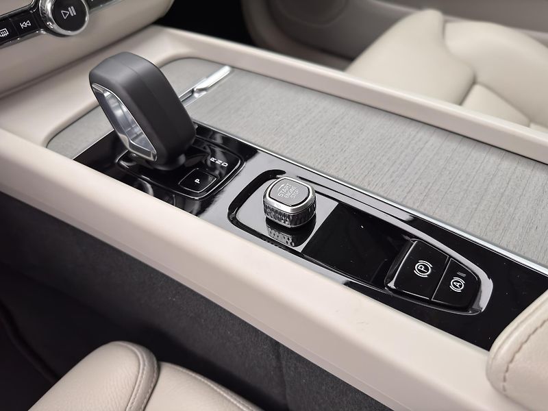 Volvo XC60 B4 AWD BRIGHT PLUS CZ 1.maj - fotka 31 z 51