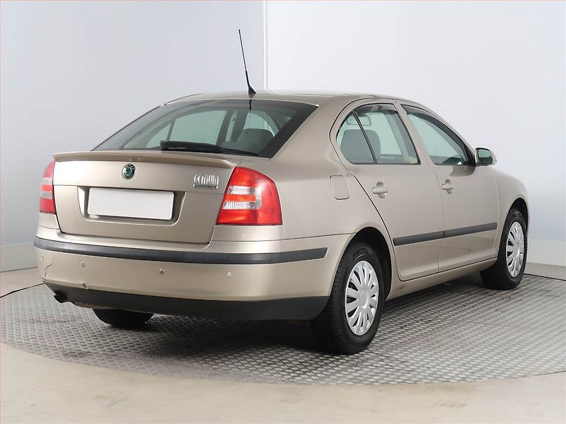 Škoda Octavia (2005) Ambiente 1.6, nová STK - fotka 5 z 14