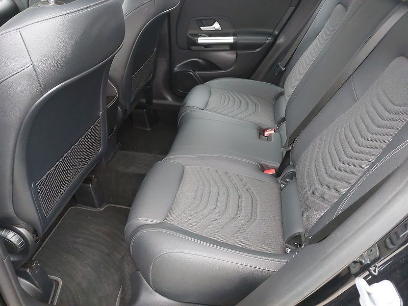 Mercedes-Benz GLA GLA180d - fotka 14 z 26