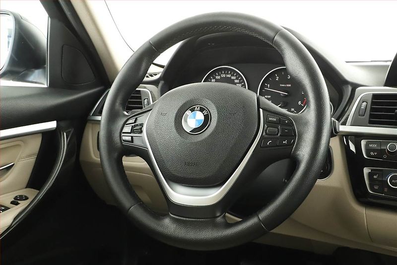 BMW Řada 3 (2015) 330 d, 4X4, Automat, Kůže - fotka 18 z 19