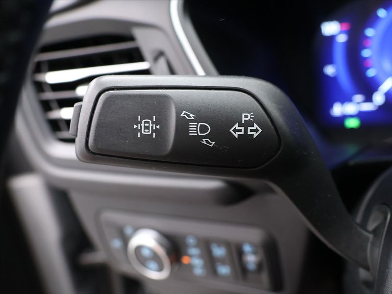 Ford Kuga 2,5 Hybrid 140kW AWD Titanium - fotka 19 z 34
