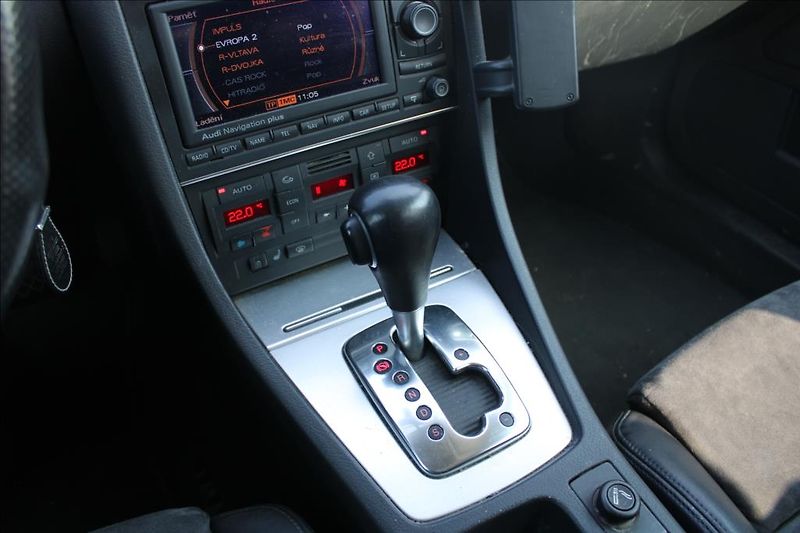 Audi A4 3,0 TDi  4x4,AUTOMAT,XENONY - fotka 18 z 29