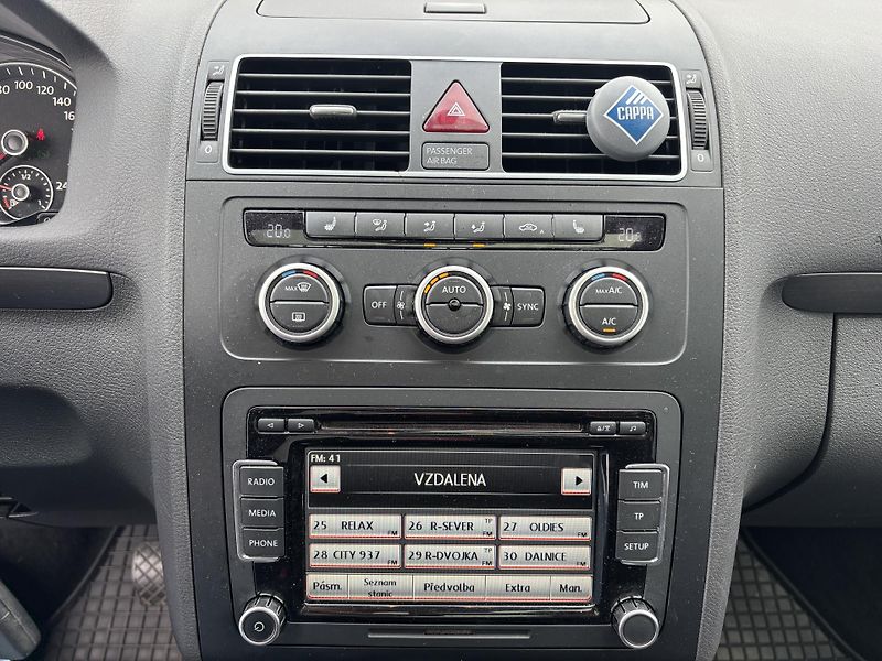 Volkswagen Touran (2013) 2.0TDI, 103kW. DSG, 7míst - fotka 14 z 16
