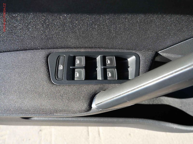 Volkswagen Golf (2015) 2.0 TDi VII, Highline - fotka 14 z 23