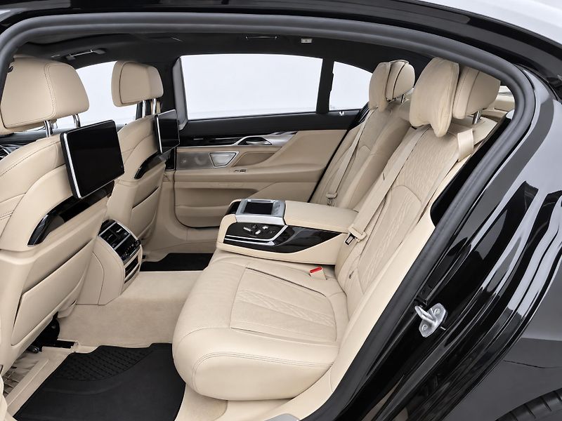 BMW Řada 7 4,4 390kW 750Li xDrive CZ - fotka 15 z 39