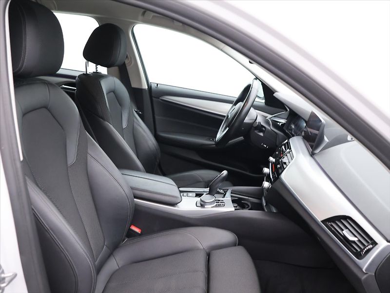 BMW Řada 5 3,0 530d 195kW Aut. Sport Line - fotka 12 z 31