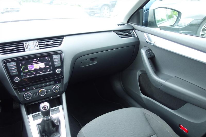 Škoda Octavia 1,6 TDi,ČR,SERV.KN.,STYLE,4x4. - fotka 18 z 32