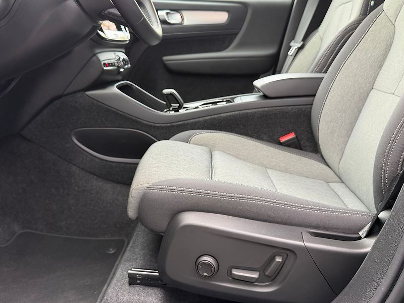 Volvo XC40 PLUS B3 ,ACC, BLIS, FULL LED - fotka 10 z 24