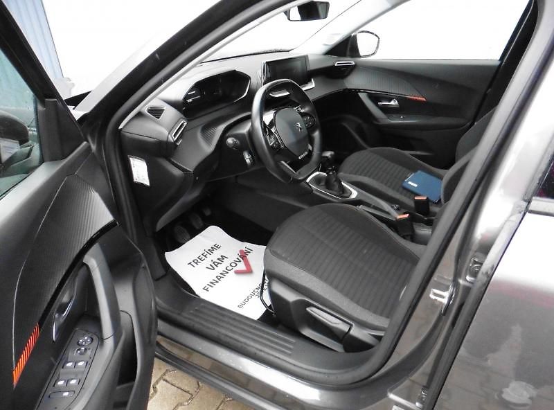 Peugeot 2008 1.2T Allure Navi 1.maj. - fotka 6 z 11