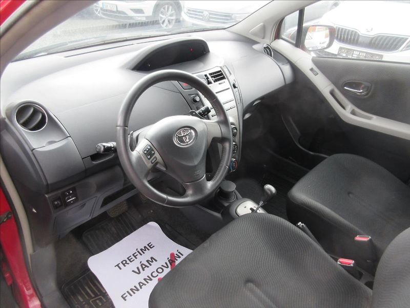 Toyota Yaris 1,3 VVTi Automat - fotka 6 z 14
