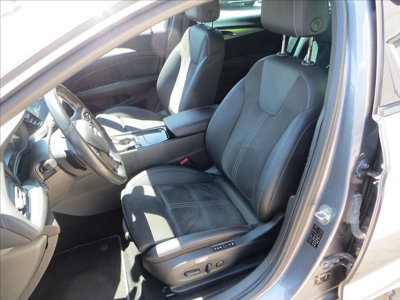Opel Insignia 2,0 GSi 4x4 Sports Tourer AWD - fotka 16 z 31