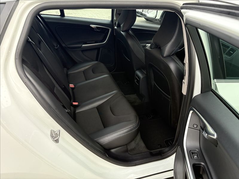 Volvo V60 2,0 D2 ZÁRUKA MOMENTUM CZ - fotka 18 z 28