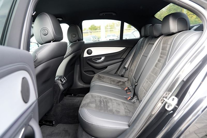 Mercedes-Benz Třídy E E 200 4Matic AMG/LED/360/ČR - fotka 32 z 44