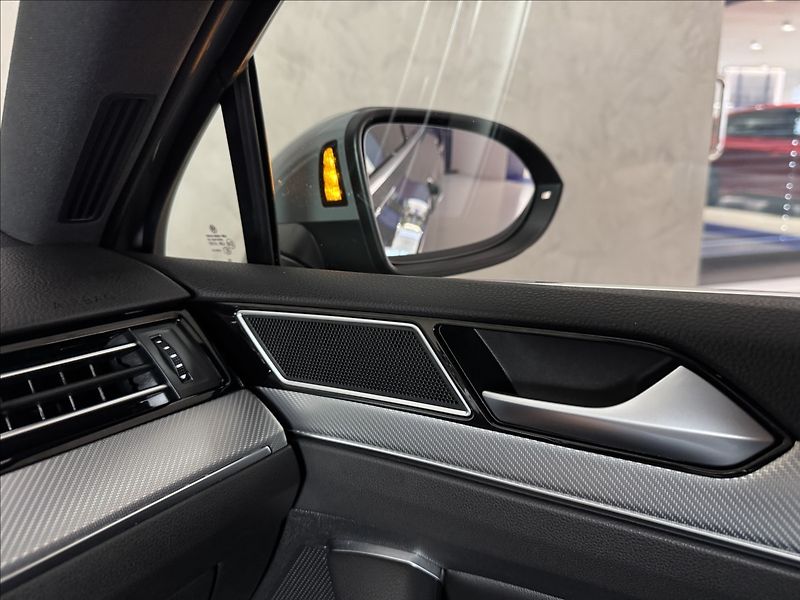 Volkswagen Passat 2,0 TDi  DSG R-Line LED Assist - fotka 42 z 44