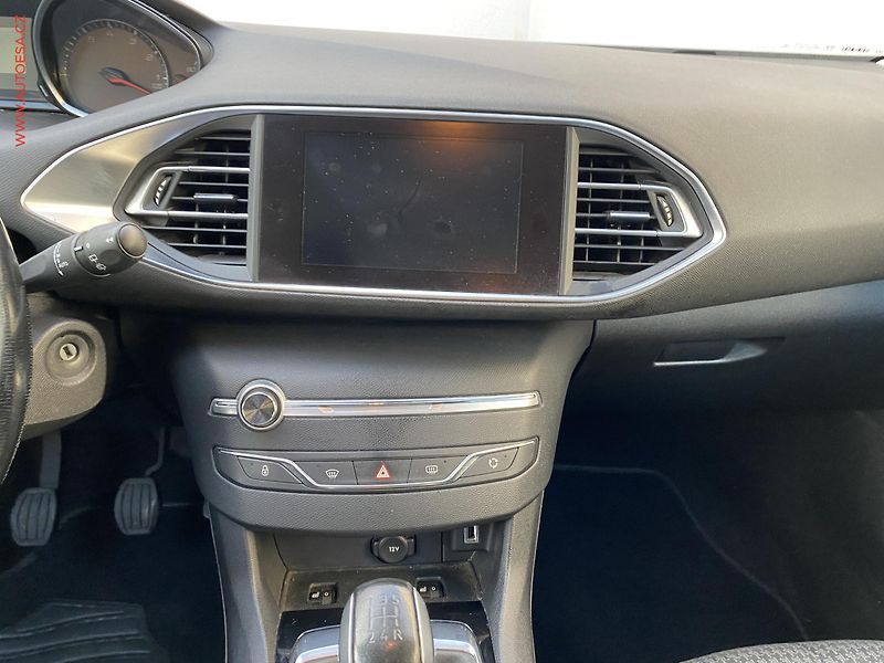 Peugeot 308 (2018) 1.2 PT, 2.maj,ČR, Active, - fotka 12 z 15