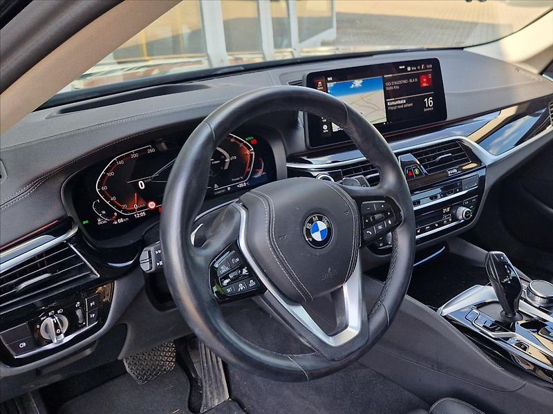 BMW Řada 5 3,0 530d TOURING KOMPLETVÝBAVA - fotka 23 z 46