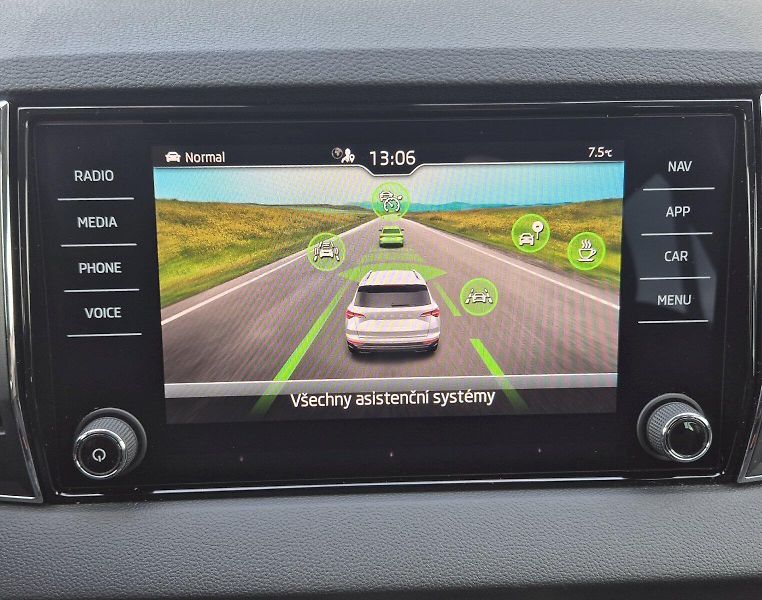 Škoda Karoq (2024) Top Selection 1.5 TSI 110 kW 7 - fotka 25 z 35