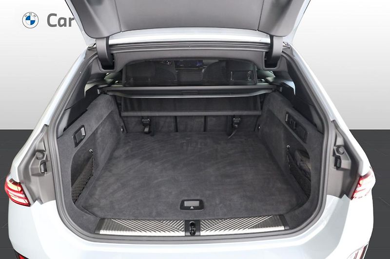 BMW Řada 5 530e xDrive Touring - fotka 8 z 31