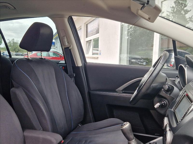 Mazda 5 1,6 MZR-CD 85kW 7MÍST +ALUZIMA - fotka 19 z 40