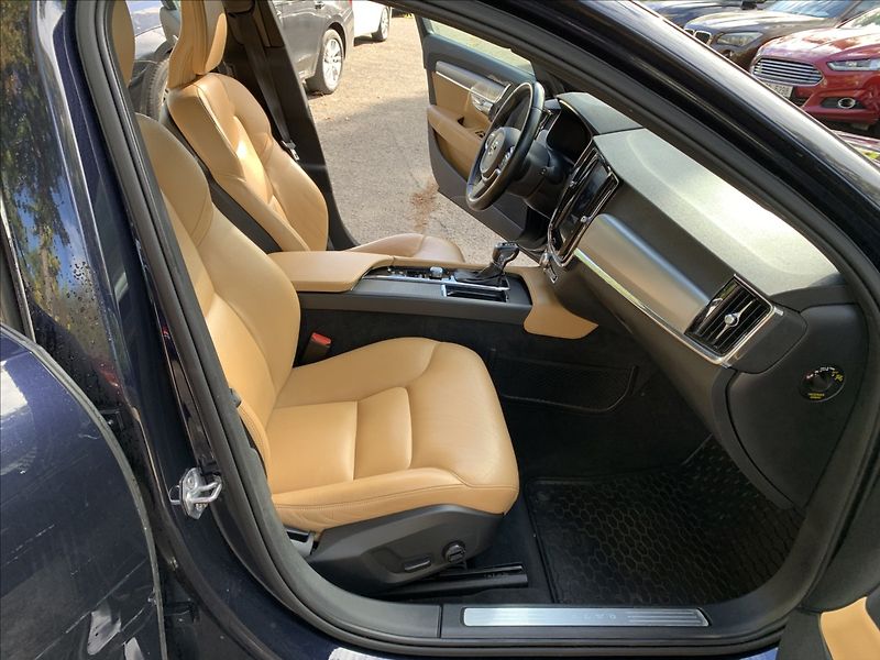 Volvo V90 2,0 D5 AWD MOMENTUM ČR,1.MAJ. - fotka 16 z 23
