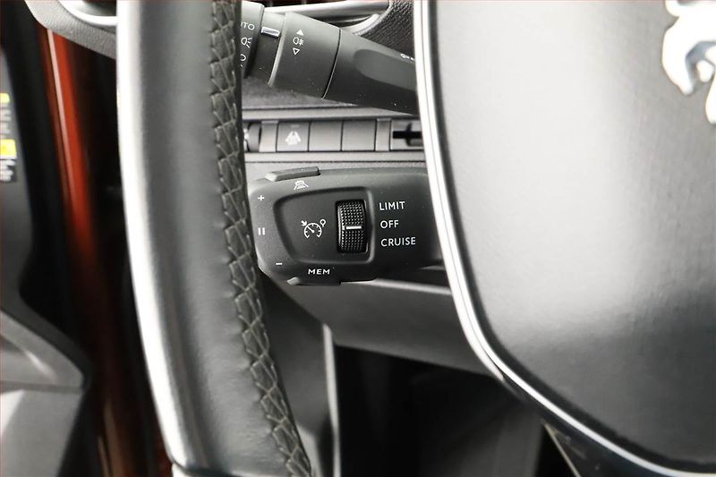 Peugeot 5008 (2022) Allure 1.5 BlueHDi - fotka 18 z 19