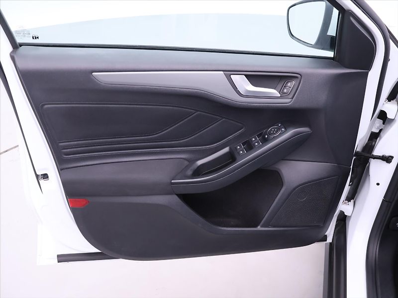 Ford Focus 1,0 EcoBoost 74kW CZ DPH - fotka 10 z 34