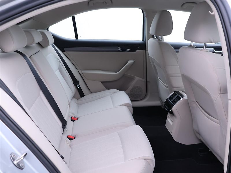 Škoda Superb 2,0 TDI DSG CZ Style 1.Maj DPH - fotka 12 z 30