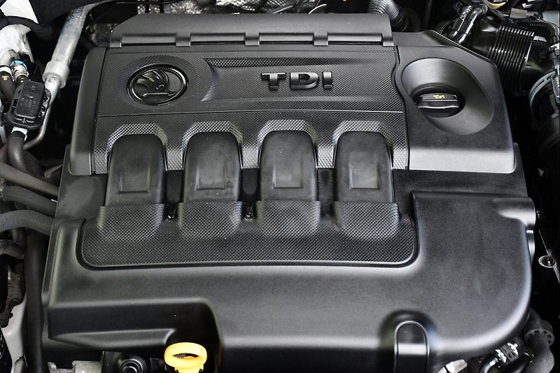 Škoda Superb 1.6TDi 88kW STYLE - fotka 40 z 40