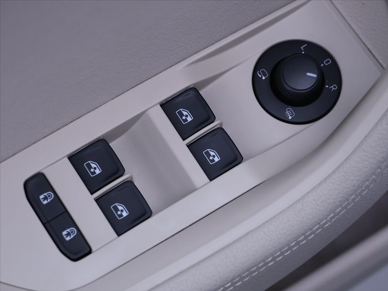Škoda Superb 2,0 TDI DSG CZ Style 1.Maj DPH - fotka 14 z 30