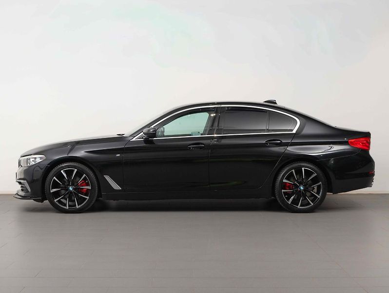 BMW Řada 5 520d xDrive - fotka 3 z 22