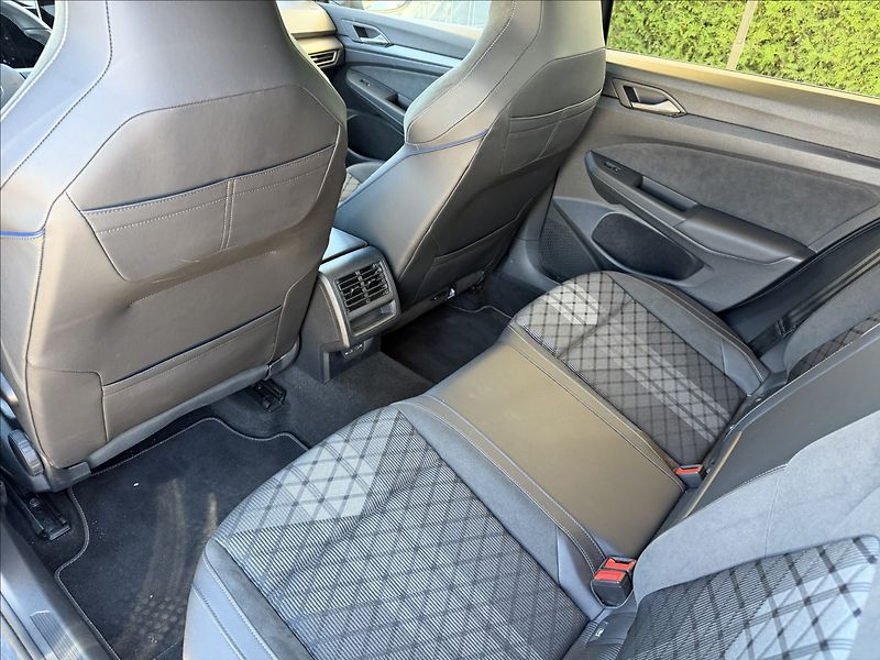 Volkswagen Golf VIII 1.5 eTSI R-Line DSG - fotka 16 z 19