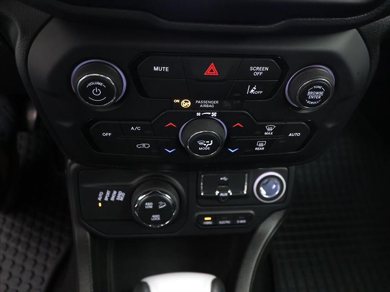 Jeep Renegade 1,3 Turbo 96kW PHEV eAWD Aut. - fotka 23 z 33