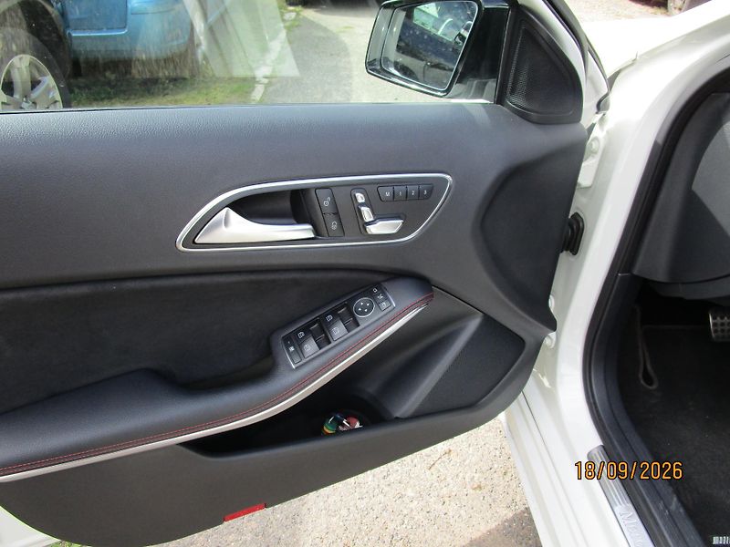 Mercedes-Benz Třídy A (2017) 200 CDi AMB, panorama, navi - fotka 11 z 32