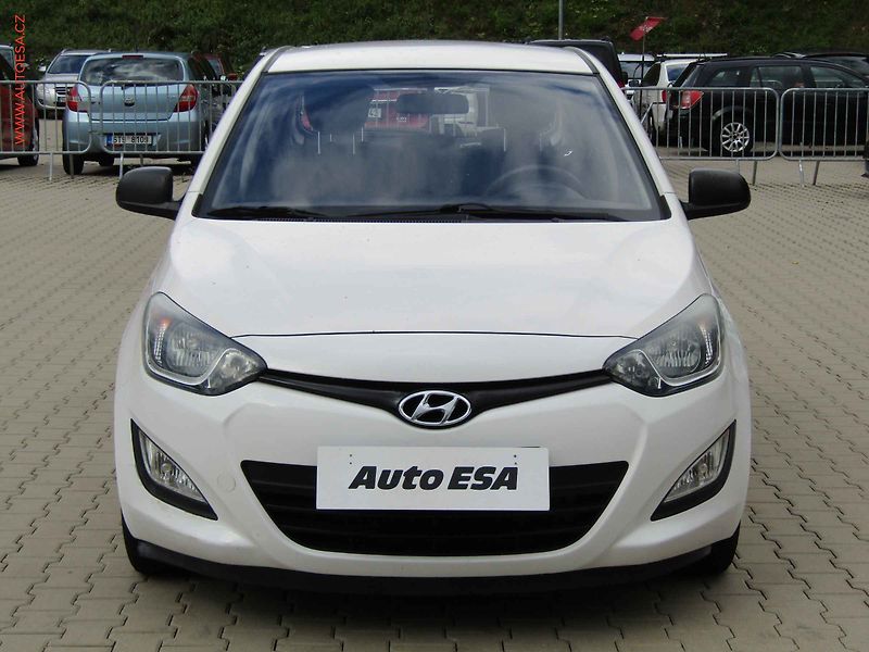 Hyundai i20 (2013) 1.3i, AC, TZ - fotka 2 z 16