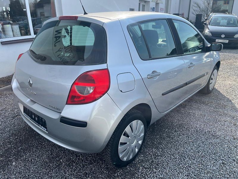 Renault Clio (2006) 1.2 i Digi klima - fotka 2 z 19