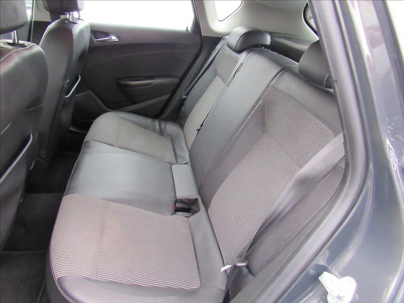 Opel Astra 1,4 Turbo 103kW - fotka 10 z 31