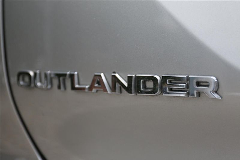 Mitsubishi Outlander 2,4 7míst, intense - fotka 16 z 70