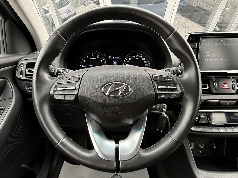 Hyundai i30 1,5 T-GDI DCT Smart Automat ČR - fotka 24 z 40