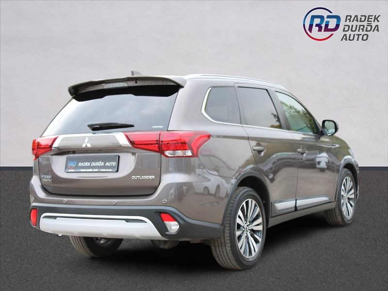 Mitsubishi Outlander 2,0 i  A/T,4x4,7.MÍST,INSTYLE+ - fotka 5 z 38